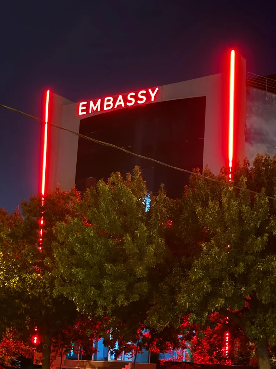 Litere volumetrice luminoase pentru marcarea sediului